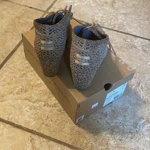 TOMS Desert Wedge Cheetah Suede, W7